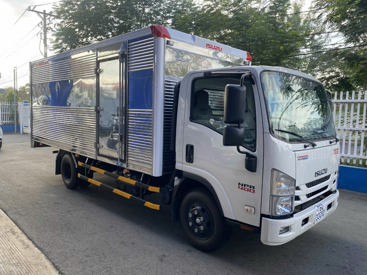Review xe tải thùng kín Isuzu